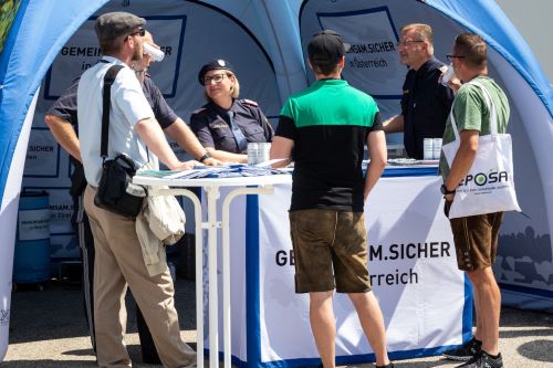 Besucher beim Informationsstand Kommunalmesse, Foto: BK / Bettina Fröhlich
